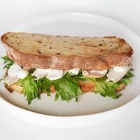 Сэндвич с куриной грудкой и моцареллой в Мера кофе