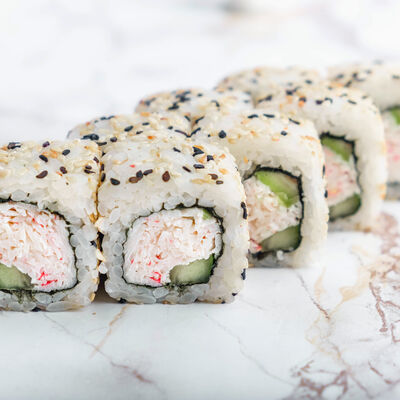 Ролл Калифорния в кунжуте в Sushi Odi Grand по цене 349 ₽