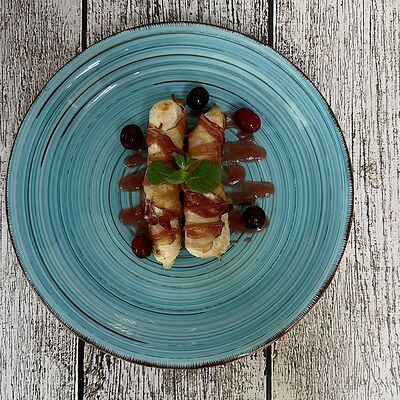 Куриные рулетики в беконе с клюквенно-яблочным соусом в Луна Рыба по цене 480 ₽