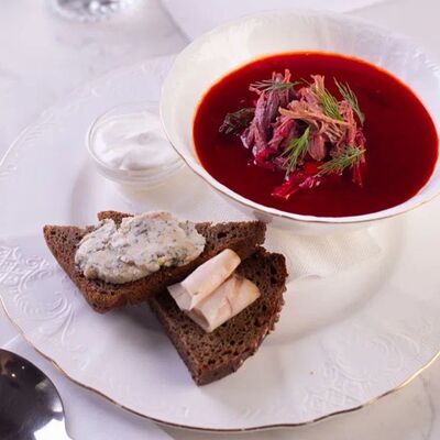 Борщ по-домашнему с ароматным хлебомв Лобби бар по цене 720 ₽