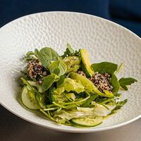 Зеленый салат с авокадо и киноа в Паркинг