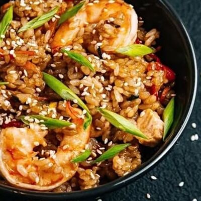 Жареный рис с яйцом, морепродуктами и грибами шиитаке в Mr.Mao по цене 615 ₽