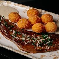 Глазированный говяжий язык с крокетами и хреном в Inside