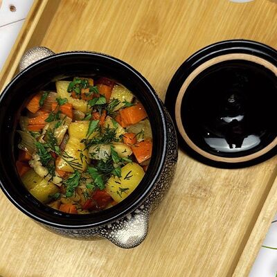 Горшочек с мясом и печеными овощами в Пицца паста по цене 540 ₽