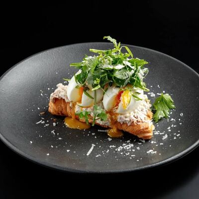 Круассан с яйцом и риетом из тунцав Stories по цене 599 ₽