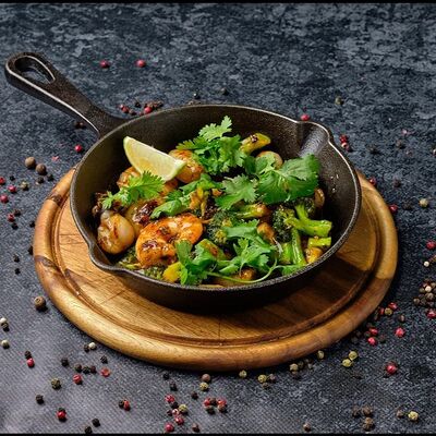 Морепродукты с обжаренными овощами в перечном соусе в Mesto Sushi & Grill по цене 840