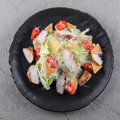 Салат Цезарь с курицей в Meat bar по цене 390 ₽