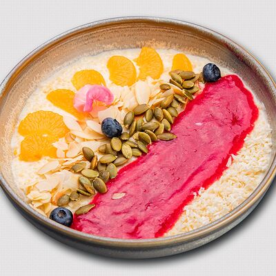 Пшенная каша с мандаринами и ягодным соусом в Семейное кафе облепиха по цене 360 ₽