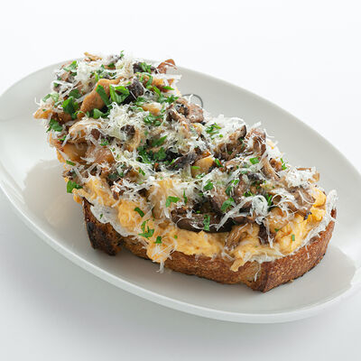 Грибной тост со скрэмблом и пармезаном в Nothing Fancy по цене 890 ₽