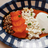 Греческий йогурт с творогом, хурмой и каштановым медом в Moro