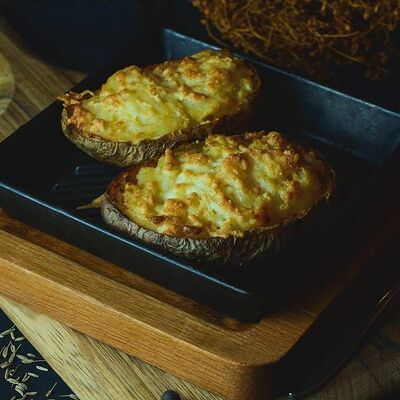 Картофель запечённый с куриным филе и сыром в На углях по цене 350 ₽
