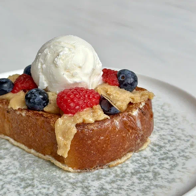 Сладкая бриошь с заварным кремом в Prana по цене 530 ₽