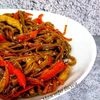 Wok с гречневой лапшой, курицей и овощами в Маэстро вкуса по цене 490