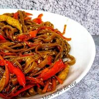 Wok с гречневой лапшой, курицей и овощами в Маэстро вкуса