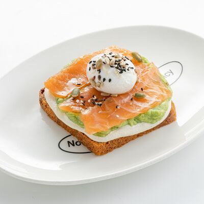 Авокадо тост c яйцом пашот и лососем на безглютеновом хлебе в Nothing Fancy по цене 810 ₽