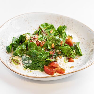 Салат с томатами, шпинатом и страчателлой в Kitchen по цене 690