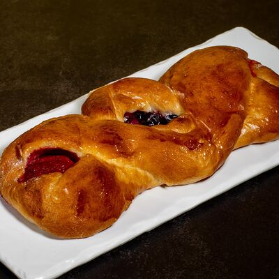 Булочка с ягодами в Домашняя кулинария по цене 150 ₽
