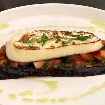 Теплый баклажан с томатами и сыром в Crystal по цене 440 ₽