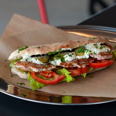 Турецкий сэндвич с курицей Кефте экмек в Мерхаба по цене 490 ₽