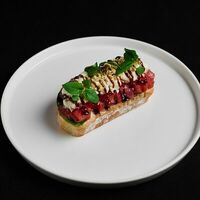 Брускетта с тартаром из бакинских томатов с базиликом и страчателлой в Level kitchenbar