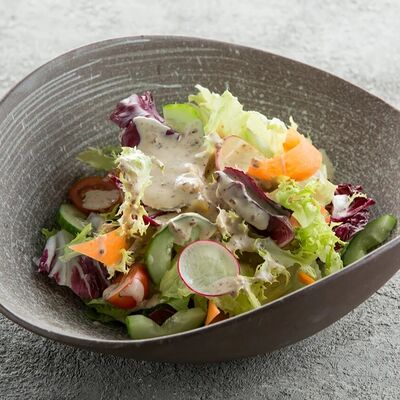 Овощной салат с кунжутным соусом в See China по цене 420 ₽