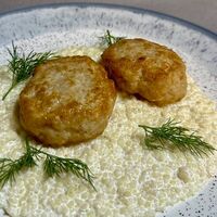 Котлетки из индейки со сливочным кускусом в Оазис кафе