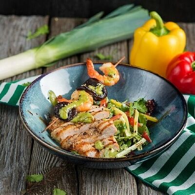 Тайский салат с куриной грудкой и креветками в Маймун по цене 690