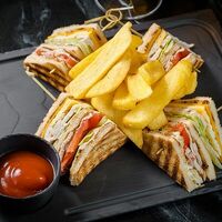 Классический клаб сэндвич с индейкой в Cafe Imperial