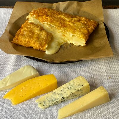 Чебурек 4 сырав Чебуречная у Мартина по цене 310 ₽