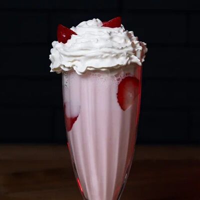 Молочный Коктейль Клубничный в Баклажан по цене 650 ₽