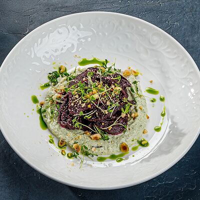 Вяленая свекла с кремом из эстрагона и жареным фундуком в Этажи по цене 499 ₽
