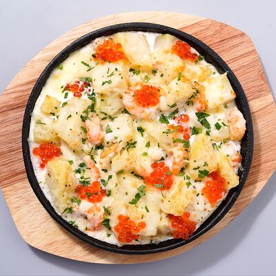 Сковородка с трюфельным картофелем, креветкой и сыром страчателлойв Раков Крабов by Angela по цене 1700 ₽