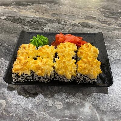 №53 Запеченный с курицей в Суши-бар Макото по цене 380 ₽