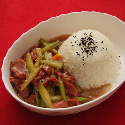 Говядина с сельдереем и рисом в Китайская столовая по цене 599 ₽