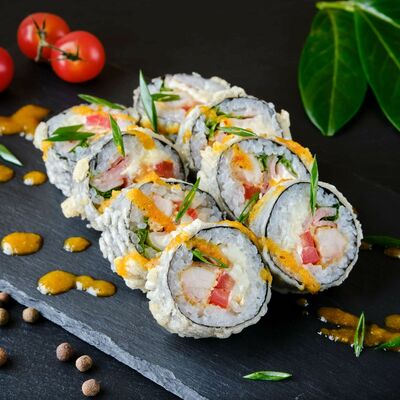 Ролл Темпура курица с креветкой в Суши и Роллы по цене 719 ₽