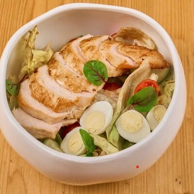 Салат с куриной грудкойв 4 сыра по цене 490 ₽