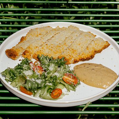 Шницель из курицы с салатом в Renoir coffee по цене 660 ₽