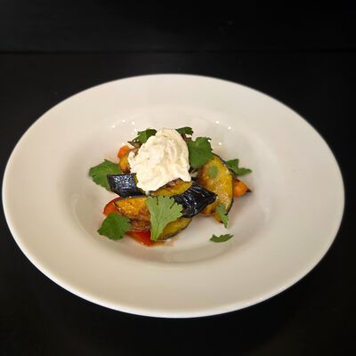 Салат из жареных баклажанов с томатами, сыром страчателла и соусом сладкий чили в Трасса по цене 600 ₽