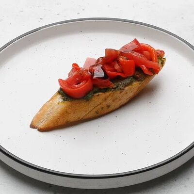 Брускетта с перцем гриль и томатамив Амстердам по цене 275 ₽