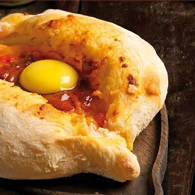 Хачапури по-аджарски с томатной сальсой в Гамарджоба по цене 660 ₽