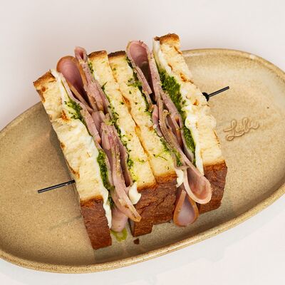 Сэндвич с ветчиной в LULU COFFEE по цене 590 ₽