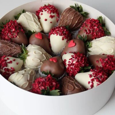 Клубника в шоколаде в круглой коробочкев Klubnika chocolate по цене 3600 ₽