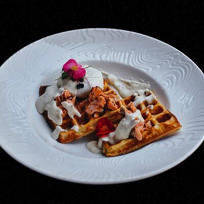 Бельгийские вафли с яйцом пашот и копченой форелью в Лаверна по цене 990 ₽