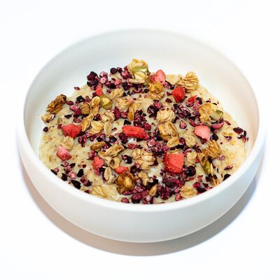 Овсяная каша с арахисовой пастой и сублимированной ягодой в Pizzayolo по цене 425 ₽