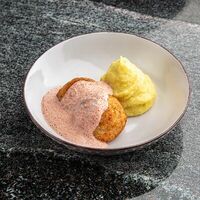 Крабовые котлетки с картофельным пюре и икорным соусом в Jubilee