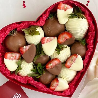 Клубника в шоколаде на 8 Марта в коробке сердцев Bratskih Bakerys по цене 4500 ₽
