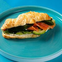 Круассан с лососем и авокадо в Coffee Cake