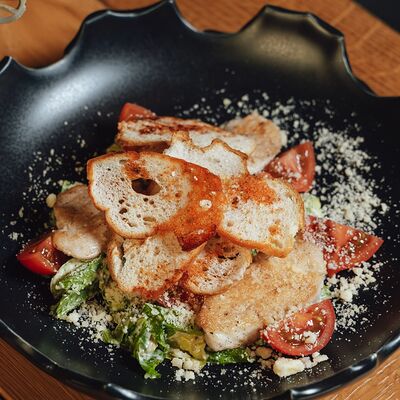 Цезарь с курицей в Avenue 55 по цене 590 ₽