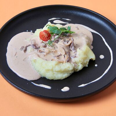 Бефстроганов из говядины с картофельным пюре в Папи бар по цене 750 ₽