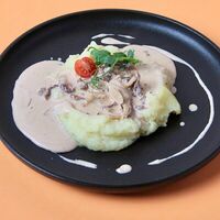 Бефстроганов из говядины с картофельным пюре в Папи бар